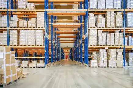 Blaues Metallregal mit weißen Kisten und Kartonverpackungen.