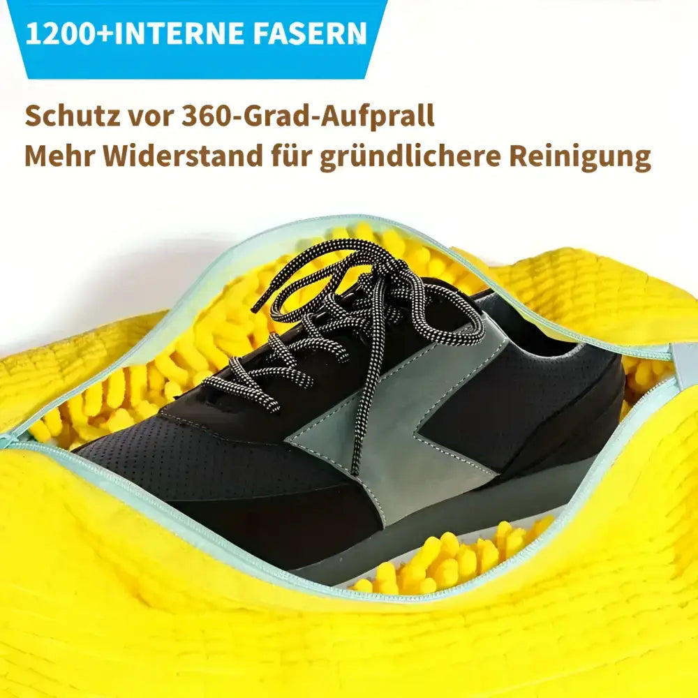 Schwarzer Sportschuh in robuster Waschmaschinentasche mit Reißverschluss und wattiertem Innenfutter